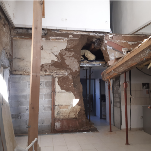 Immeuble collectif à Veyrins Thuellin - Sinistre effondrement de mur en pisé.